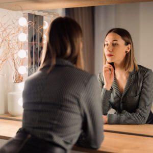 Building Confidence - GRH Training - Woman in mirror